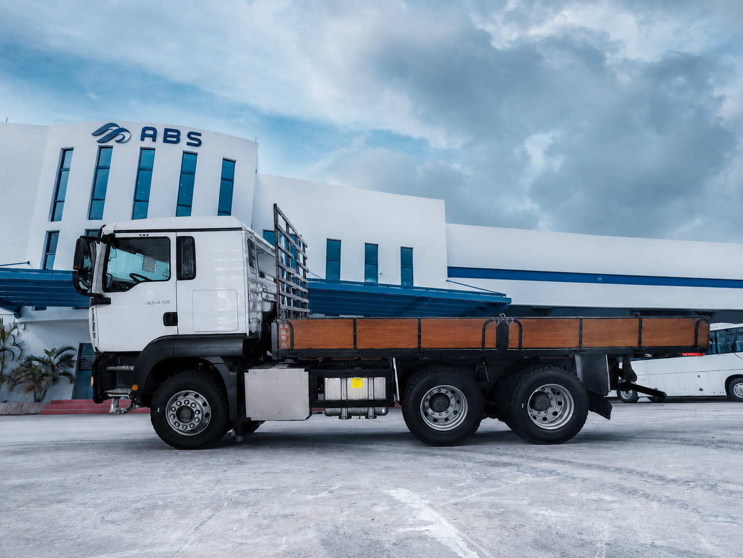 RIGID TRUCK BIG CABIN 6X4 28 Ton