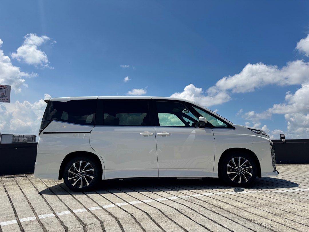 TOYOTA VOXY HYBRID SZ 7SEAT 5