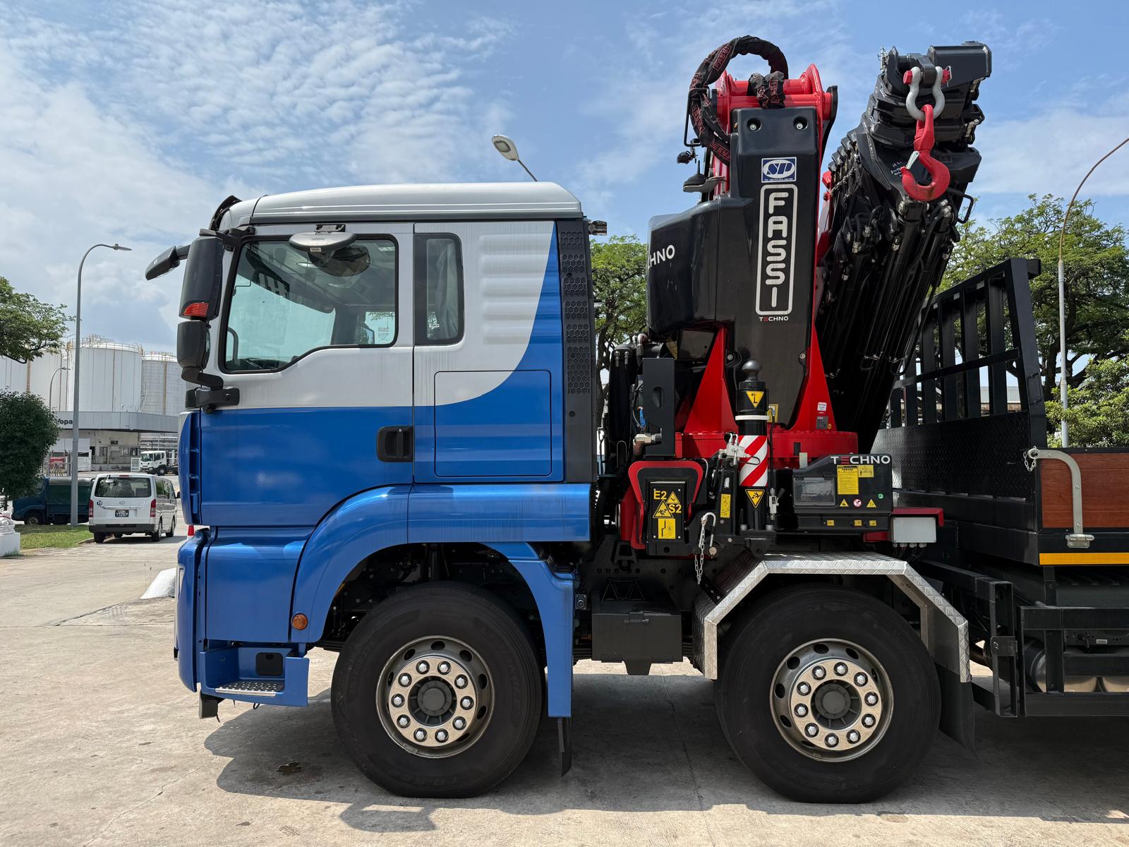 SITRAK 8x4 Crane (6)